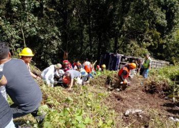 Mueren dos pasajeros en volcadura de autobús de Futura, en Puebla