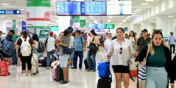 Se contraen las llegadas de turistas vía aérea a México