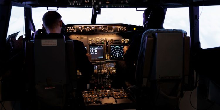 La edad límite para pilotar un avión en México