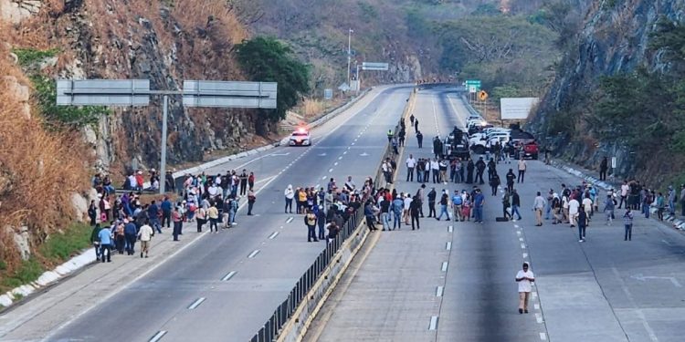 Estrangulan protestas en Guerrero a empresas familiares