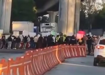 Bloquean salida a Acapulco en el inicio de las vacaciones