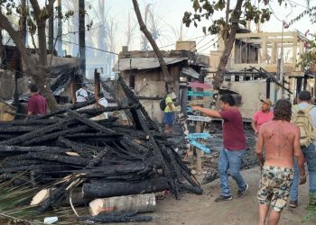 Incendio consume 70 negocios en Punta Zicatela, Oaxaca