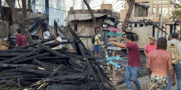 Incendio consume 70 negocios en Punta Zicatela, Oaxaca