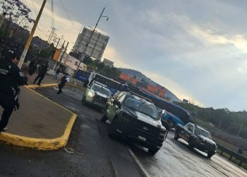 Bloquean choferes autopista que conecta a la CDMX con el AIFA