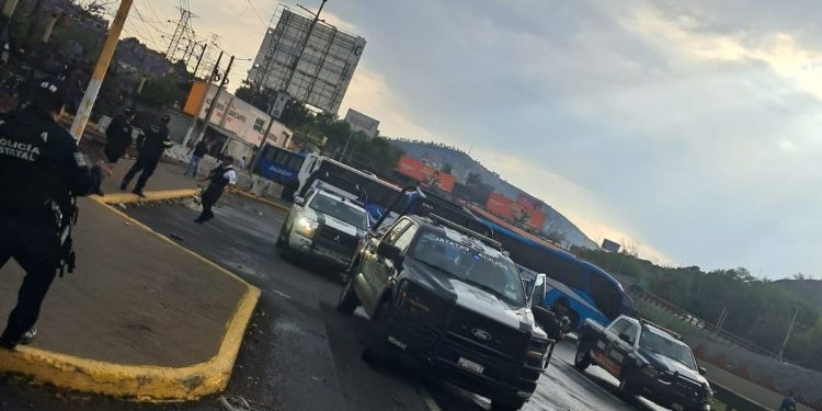 Bloquean choferes autopista que conecta a la CDMX con el AIFA