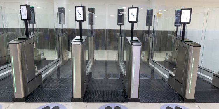 Cobro por uso aeroportuario impulsa ingresos de OMA