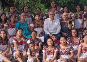 Galardonan a Xcaret y a su fundador Miguel Quintana Pali