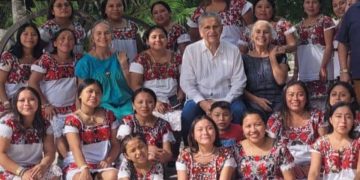 Galardonan a Xcaret y a su fundador Miguel Quintana Pali