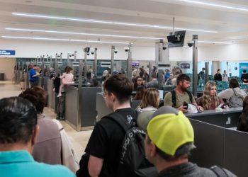 Caen 7.5% turistas aéreos internacionales hacia México en marzo