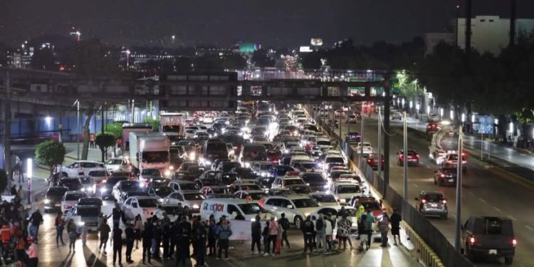 Maestros de la CNTE bloquearon accesos a aeropuertos